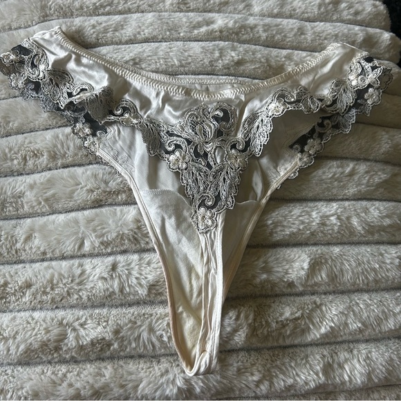 La Perla | Maison Cream Silk Push Up Bra with Black Floral Frastaglio & Thong - Picture 3 of 6